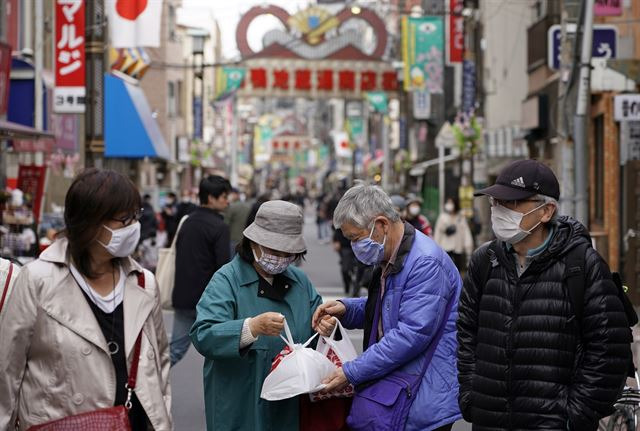 일본 도쿄의 한 거리에서 3일 마스크를 쓴 시민들이 모여 있다. 도쿄=EPA 연합뉴스