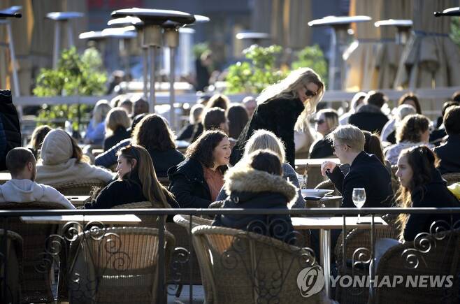 3월 26일(현지시간) 스웨덴 수도 스톡홀름의 한 식당에 사람들이 앉아 있다. [EPA/Janerik Henriksson=연합뉴스 자료사진]
