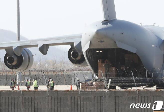 한국에 코로나19 진단키트 수출을 요청했던 루마니아가 북대서양조약기구(나토·NATO) 소속 수송기를 동원해 한국산 진단키트 수송에 나섰다. / 사진=뉴스1