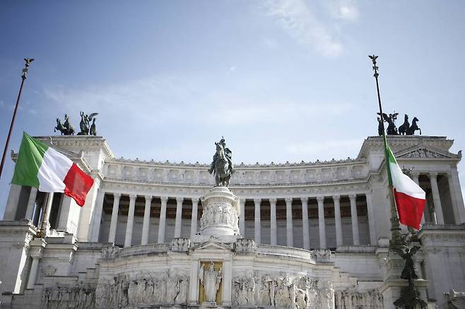 [로마=AP/뉴시스]31일(현지시간) 이탈리아 로마의 한 무명군사 기념비에 이탈리아 국기가 걸려져있다. 이탈리아 전국 관청 등은 이날 정오 일제히 국기를 게양해 신종 코로나 바이러스 감염증(코로나19) 희생자에 대해 1분간 묵념하며 애도했다.
