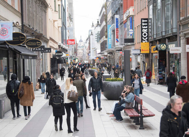 지난 1일(현지시간) 스웨덴 수도 스톡홀름 시민들이 마스크를 쓰지 않은 채 퀸즈 거리를 활보하고 있다. 스웨덴은 코로나19 확산에도 다른 유럽 국가들과 달리 이동제한령을 내리지 않고, 학교와 상점 등의 영업을 허용하고 있다. (사진=AFP/연합뉴스 제공)
