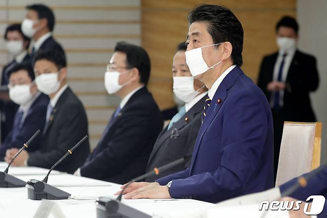 아베 신조 일본 총리(오른쪽)가 7일 총리 관저에서 당정 정책 간담회를 주재하고 있다. © AFP=뉴스1