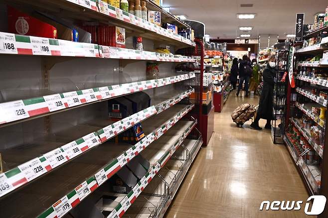 6일 도쿄의 한 마트의 식품코너 선반이 거의 비어있다. © AFP=뉴스1