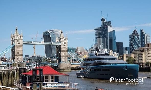 토트넘 구단주 조 루이스의 개인 요트.