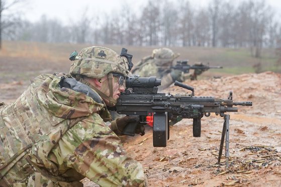 지난 2월 사격 훈련에 참여한 미 육군 101 공수사단 장병이 기관총 사격훈련을 하고 있다. [로이터=연합뉴스]
