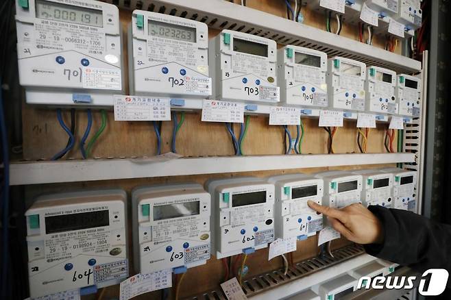 31일 서울의 한 다세대주택에서 관리인이 전기 계량기를 살펴보고 있다. 2019.12.31/사진=뉴스1