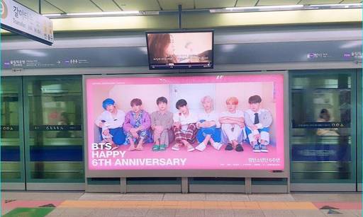 서울지하철 5호선 올림픽공원역에 설치된 방탄소년단 6주년 광고. 서울교통공사 제공
