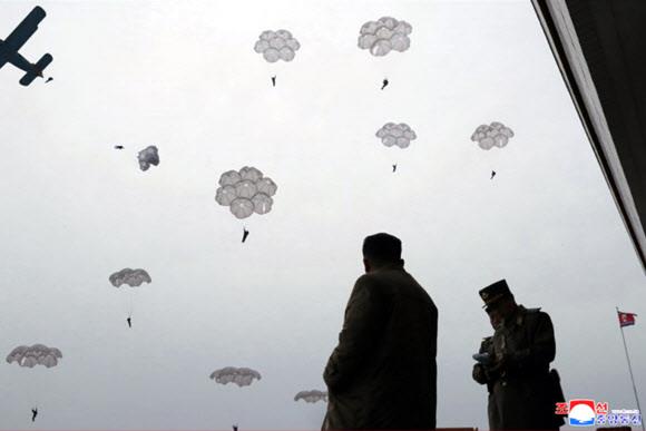 김정은 북한 국무위원장이 지난해 11월 저격병들의 낙하산 침투훈련을 지도하는 모습. 서울신문 DB
