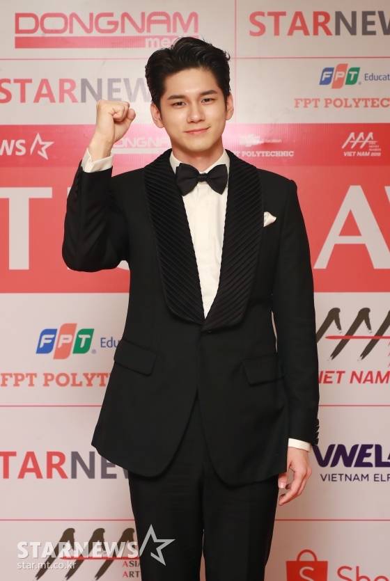 배우 옹성우가 2019년 11월 26일(현지시간) 베트남 하노이 미딩 국립경기장에서 스타뉴스 주최로 열린 '2019 아시아 아티스트 어워즈 인 베트남'(2019 Asia Artist Awards in Vietnam)에 참석해 배우 신인상을 수상한 뒤 기념촬영을 하고 있다. / 하노이(베트남)=이동훈 기자