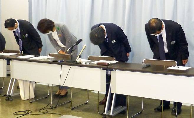 (나고야 교도=연합뉴스) 일본 아이치(愛知)현 관계자들이 12일 밤 나고야에서 기자회견을 열고 엉터리로 진행한 코로나19 검사 결과에 대해 머리를 숙여 사죄하고 있다.