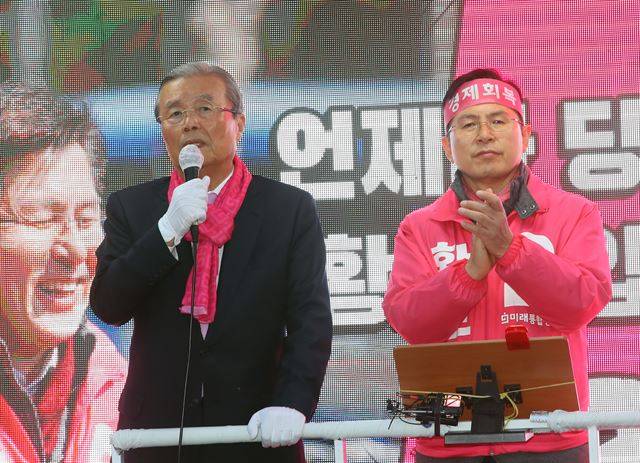 김종인 미래통합당 총괄선대위원장이 제21대 총선 하루 전인 14일 서울 종로구 평창동 거리유세에서 연설하던 중 서울 종로 후보인 황교안 대표가 박수치고 있다. 연합뉴스