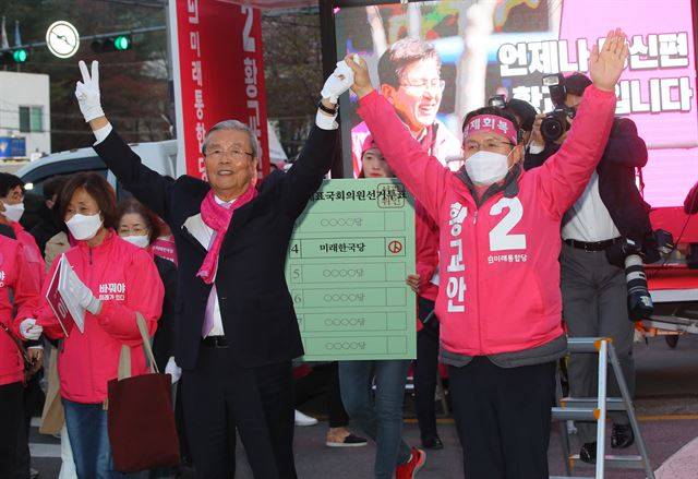 미래통합당 서울 종로 후보인 황교안 대표(오른쪽)와 김종인 총괄선대위원장이 제21대 총선 하루 전인 14일 서울 종로구 평창동에서 손을 맞잡고 지지를 호소하고 있다. 연합뉴스
