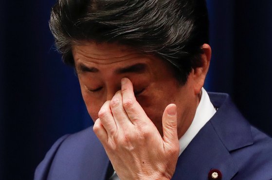 아베 신조 일본 총리가 지난달 14일 저녁 총리관저에서 개최한 기자회견 도중 손으로 눈을 만지고 있다. [로이터=연합뉴스]