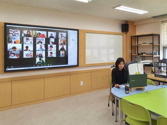 2차 온라인 개학을 맞은 서울 구로구 오정초에서 교사가 학생들과 실시간 쌍방향 수업을 진행하고 있다. 남궁민 기자