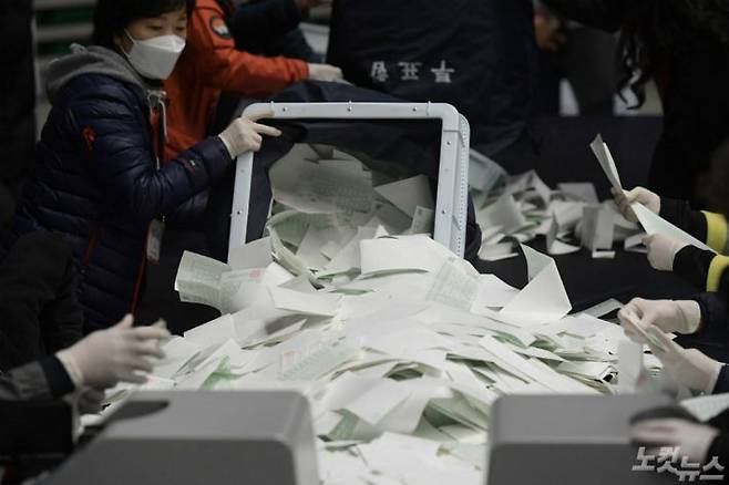 제21대 국회의원선거 투표가 종료된 15일 오후 서울 송파구 올림픽체조경기장에 마련된 개표소에서 사무원들이 개표를 하고 있다 (사진=이한형 기자)