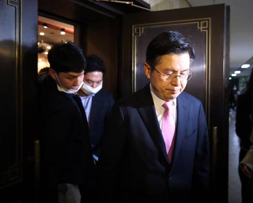 4·15총선에서 서울 종로에 출마한 미래통합당 황교안 대표(오른쪽)가 15일 낙선이 확실시되자 국회도서관 강당에 마련된 미래통합당·미래한국당 개표상황실에서 당 대표직 사퇴 입장을 밝힌 뒤 자리를 뜨고 있다. 남정탁 기자