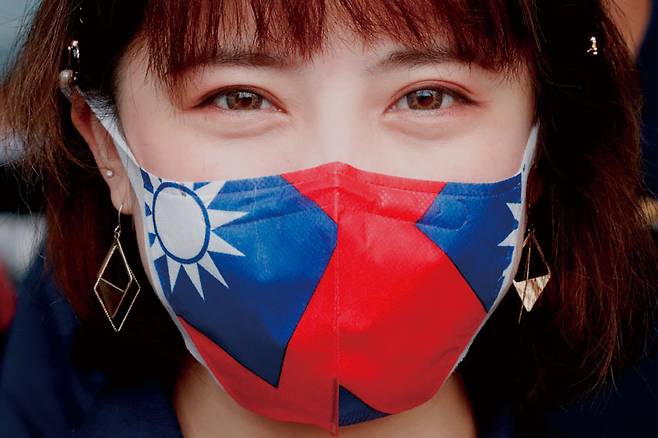 3월30일 한 대만 시민이 대만 국기가 그려진 마스크를 썼다. ⓒEPA 연합
