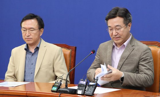 더불어민주당 윤호중 사무총장(오른쪽)과 이근형 전략기획위원장이 지난달 22일 오후 서울 여의도 국회에서 열린 기자간담회에 참석해 있다. [연합뉴스]