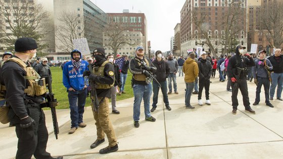 미시간주 주도 랜싱에서 지난 15일(현지시간) 주민들이 자택 대피 명령 연장에 항의하며 소총을 들고 시위하고 있다. 이들은 자유를 구속하지 말고, 다시 일하게 해달라고 요구했다. [EPA=연합뉴스]