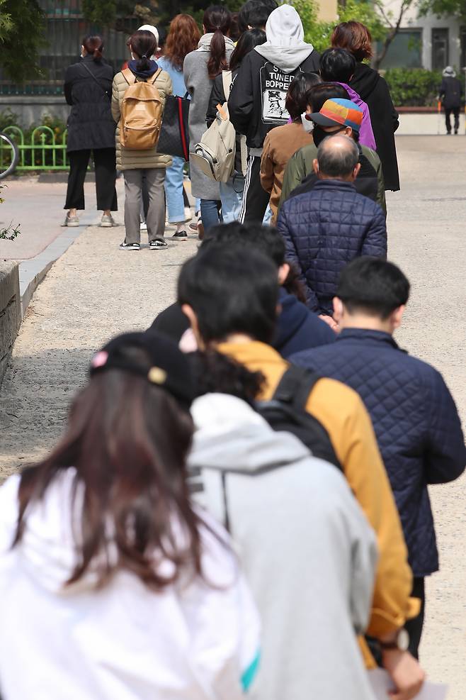 4월 15일 서울 마포구 서울동교초등학교에 마련된 망원2동 제3투표소에 시민들이 투표하기 위해 길게 줄을 서 있다.    / 연합뉴스