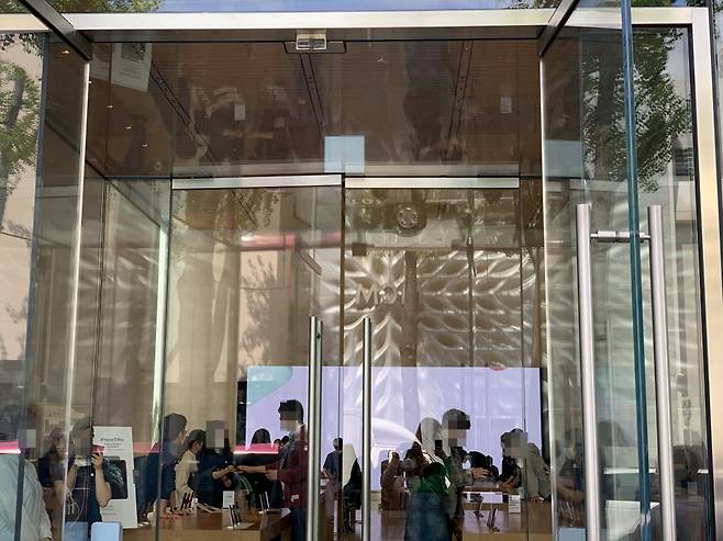 애플 가로수길 매장 내 모습. 직원을 비롯해 방문객 입장까지 철저히 관리해 개장 이래 가장 여유있는 상황. /사진=박효주 기자