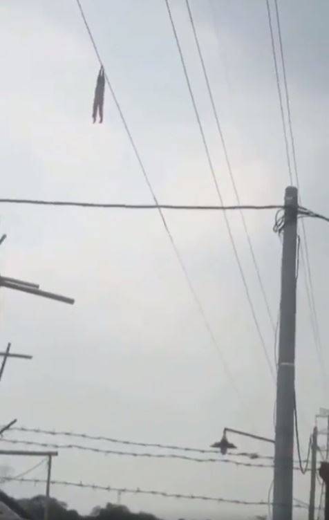 15m 높이 전깃줄에 매달린 인도네시아의 9세 소녀. 페이스북 캡처