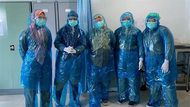 인도네시아 의료진들이 방호복이 부족해 비옷을 입고 코로나19 환자들을 돌보고 있다. 템포 캡처