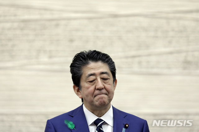 [도쿄=AP/뉴시스]아베 신조 일본 총리가 지난 17일 총리 관저에서 기자회견을 열고 긴급사태 선언 발령 대상 지역을 기존 7개에서 전국으로 확대하겠다고 밝힌 데 대해 국민들에세 협력을 촉구했다. 2020.04.21.