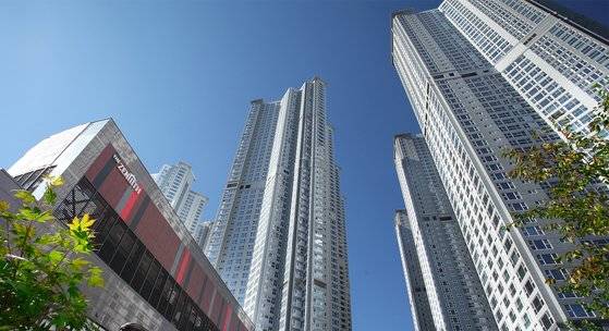 두산중공업의 경영위기는 2013년 일산 두산위브더제니스가 대규모 미분양 사태를 겪으면서 시작됐다. 사진 두산건설