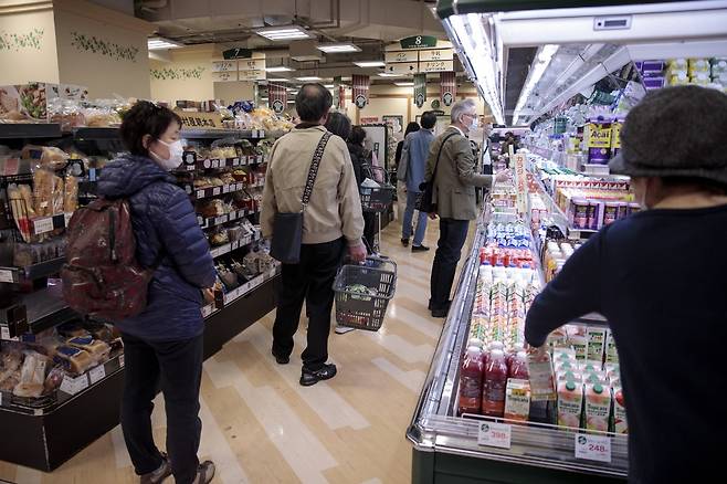 생필품을 구입하기 위해 슈퍼마켓에 몰린 일본인들. /AFPBBNews=뉴스1