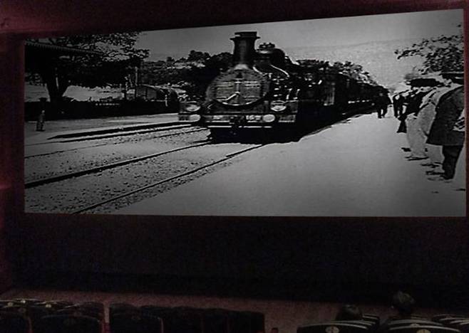 인류가 동영상의 문법을 처음 맞닥뜨린 순간. / 뤼미에르의 첫 영화 <열차의 도착> 중 한 장면.