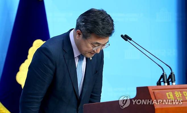 고개 숙인 윤호중 사무총장 (서울=연합뉴스) 하사헌 기자 = 더불어민주당 윤호중 사무총장이 23일 오후 서울 여의도 국회 소통관에서 여성 공무원 성추행 사건으로 오거돈 부산시장이 사퇴한 데 대해 대국민 사과 기자회견을 한 뒤 인사하고 있다. 2020.4.23 toadboy@yna.co.kr