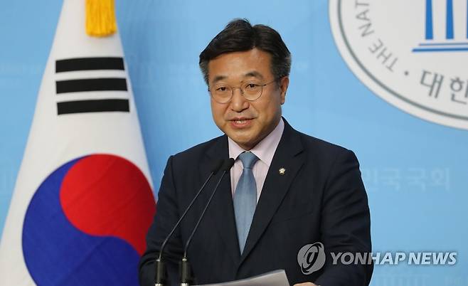 오거돈 부산시장 관련 대국민사과 회견하는 윤호중 사무총장 (서울=연합뉴스) 하사헌 기자 = 더불어민주당 윤호중 사무총장이 23일 오후 서울 여의도 국회 소통관에서 기자회견을 열고 여성 공무원 성추행 사건으로 오거돈 부산시장이 사퇴한 데 대해 대국민 사과를 하고 있다. 2020.4.23 toadboy@yna.co.kr