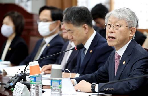 최기영 과학기술정보통신부 장관(공동단장)이 24일 오전 서울 종로구 세종대로 정부서울청사에서 열린 신종 코로나바이러스 감염증(코로나19) 치료제·백신 개발 범정부 지원단 제1차 회의에서 발언을 하고 있다./사진=뉴스1 박정호 기자