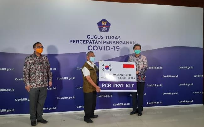 한국 정부, 인도네시아에 PCR 진단키트 3만2천여개 전달 [주인도네시아 한국 대사관 제공]