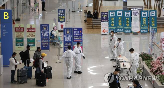 교통편 기다리는 입국자들 (영종도=연합뉴스) 한상균 기자 = 지난 7일 인천국제공항에서 관계자들이 입국자들에게 지역별 운송수단을 안내하고 있다. 2020.4.7 xyz@yna.co.kr [기사와 직접적 관련 없음]