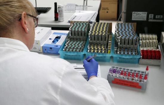 독일의 한 연구소에서 코로나19 테스트를 진행하고 있다.<이미지출처:연합뉴스>