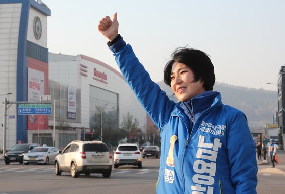 21대 총선에서 인천 동·미추홀을 지역구에 출마한 남영희 더불어민주당 후보는 171표 차이로 윤상현(무소속) 후보에 패배했다. 남 후보는 개표 직후 재검표를 요청했으나 지난 21일