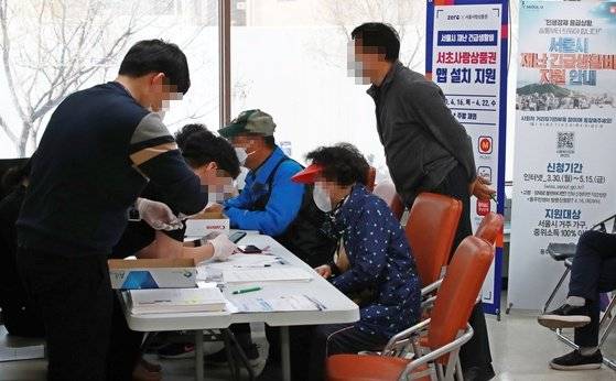 서울시는 신종 코로나바이러스 감염증(코로나19)에 따른 재난긴급생활비 현장접수가 이뤄지고 있다. 연합뉴스