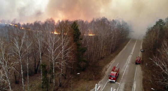 지난 10일 체르노빌 발전소에서 30km 떨어진 우크라이나 지역의 산불. 현지 주민들과 환경단체들은 이번 산불로 체르노빌 사고 이후 내려앉아있던 방사성 물질이 다시 공기중으로 떠올라 퍼질 수도 있다고 우려한다. AFP=연합뉴스