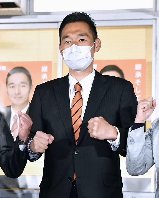(시즈오카 교도=연합뉴스) 26일 치러진 일본 시즈오카(靜岡)현 제4선거구 보선에서 처음 당선한 후카자와 요이치 자민당 후보가 승리의 표시로 두 주먹을 쥔 포즈를 취하고 있다.