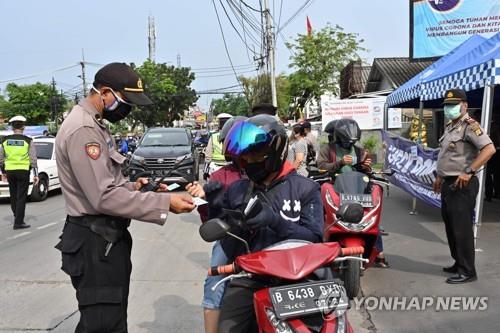 라마단 기간 이동 제한하는 인도네시아 경찰 [AFP=연합뉴스]