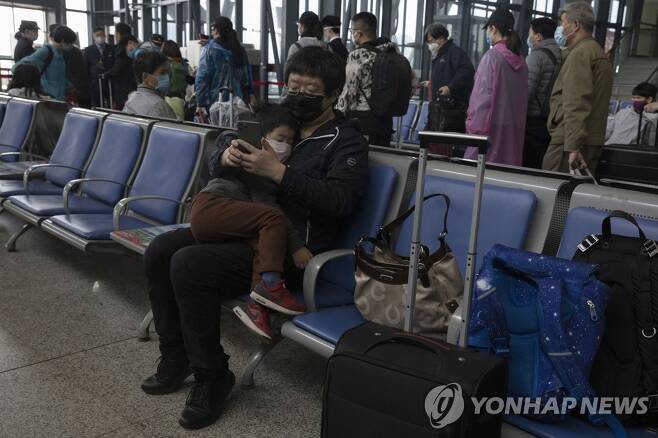 19일 우한의 기차역 [AP=연합뉴스 자료사진]