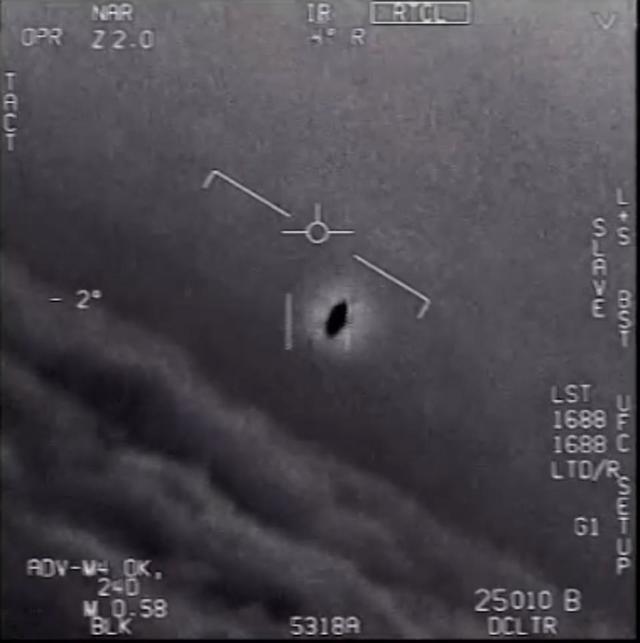 [서울=뉴시스]미 국방부가 27일(현지시간) 미확인비행물체(UFO)의 비행 모습을 담은 짧은 동영상 3편을 공식 공개했다고 CNN이 보도했다. 이 동영상은 앞서 한 민간업체에 의해 공개된 바 있다. <사진 출처 : 미 국방부 홈페이지> 2020.4.28