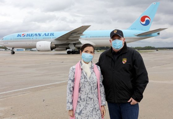 래리 호건 메릴랜드 주지사(오른쪽)가 아내인 유미 호건 여사와 공항에서 한국 진단 키트를 맞이하고 있다. [래리 호건 주지사 트위터 캡처]