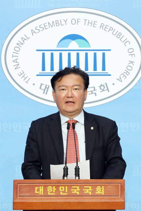 미래통합당 민경욱 의원이 29일 오전 국회에서 사전투표 조작 의혹을 제기하는 기자회견을 하고 있다. 연합뉴스