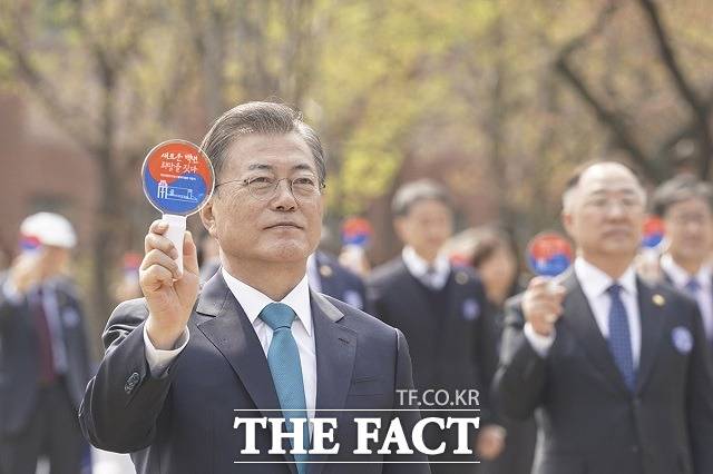 문재인 대통령이 30일 코로나 19 관련 긴급 재난지원금이 신속히 지급될 수 있도록 준비에 만전을 기할 것을 정부에 당부했다. / 더팩트 DB