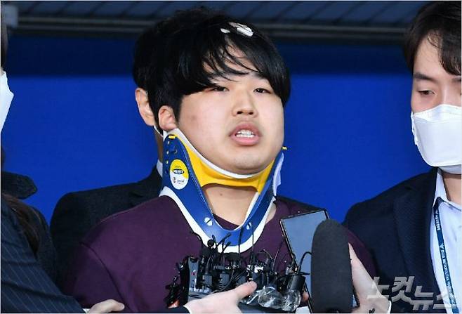 메신저 텔레그램에서 미성년자를 비롯해 수많은 여성의 성착취물을 제작하고 유포한 혐의를 받는 '박사방' 운영자 조주빈(25)이 지난달 25일 오전 검찰 송치를 위해 서울 종로경찰서를 나와 취재진 질문에 답하고 있다. (사진=이한형 기자/자료사진)