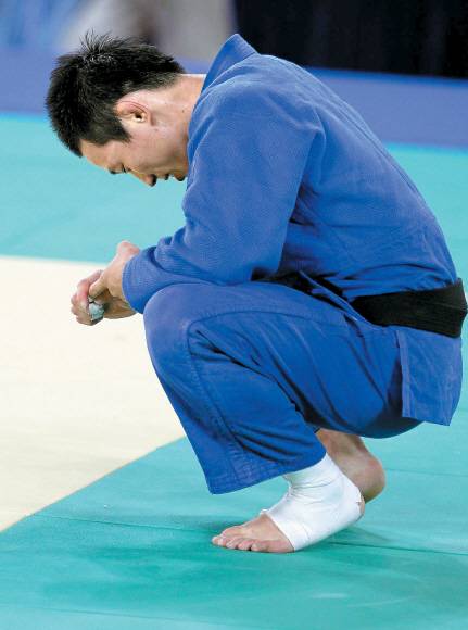 왕기춘이 아키모토 히로유키(일본)와의 남자 유도 73kg 이하급 결승에서 패한 뒤 쪼그리고 앉아 안타까워하고 있다.광저우 정연호기자 tpgod@seoul.co.kr