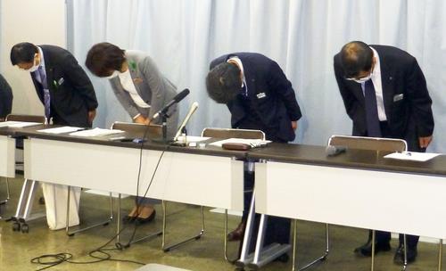 일본 아이치(愛知)현 관계자들이 지난 4월 12일 잘못된 코로나19 검사 결과에 대해 머리를 숙여 사죄하고 있다. [교도=연합뉴스 자료사진]